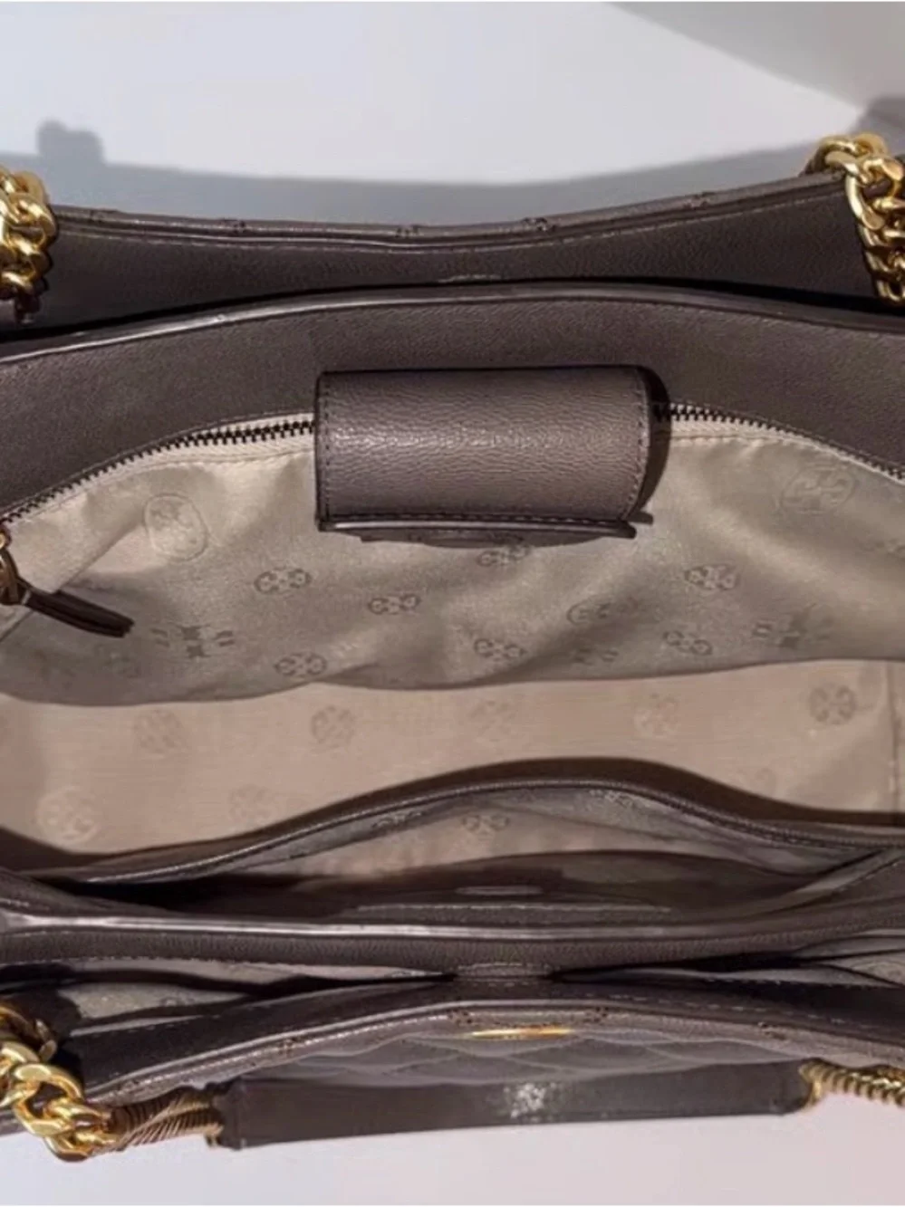 Tory Burch Willa Leather Tote Bag-Volcanic Stone Shoulder Bag with Gold Logo